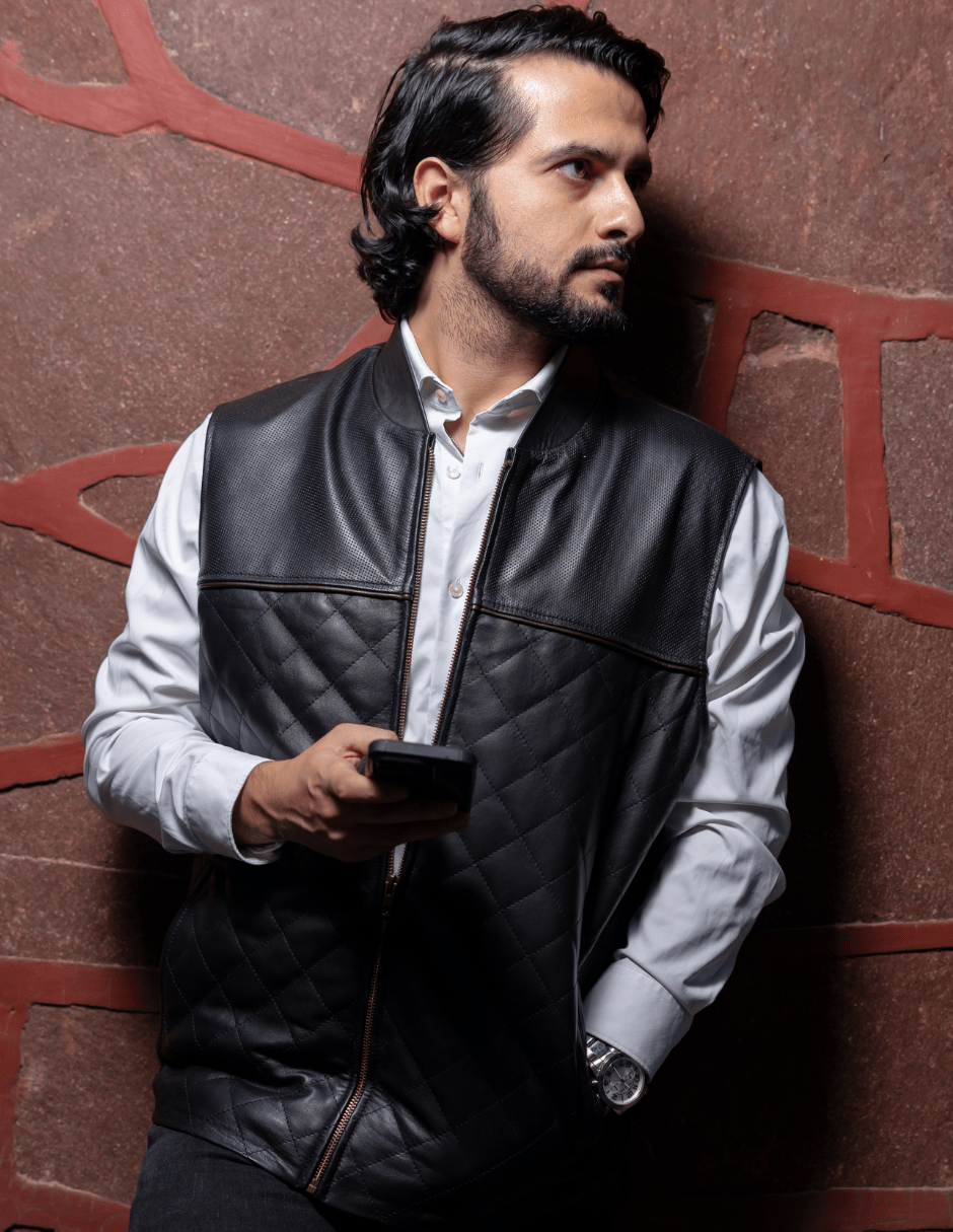 Chaleco cuero negro bordado en rombos piel perforada estilo moderno modelo Zeus marca Mosvarti cuero de alta calidad diseno unico moda artesania tienda en linea. mosvartimx