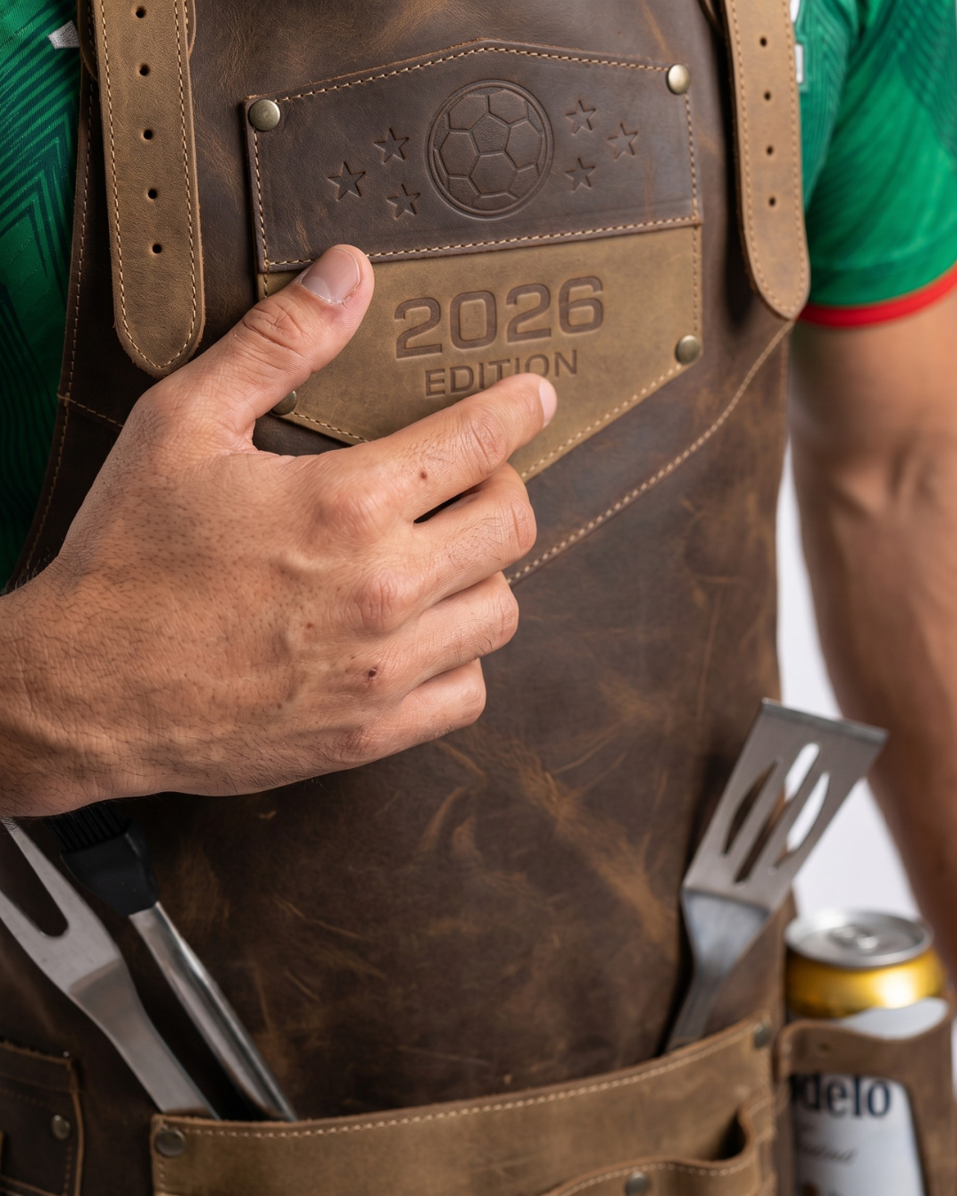 Mandil Mundial 2026 Piel Genuina Edición Limitada +Porta vasos Mundialista y kit parrillero Gratis