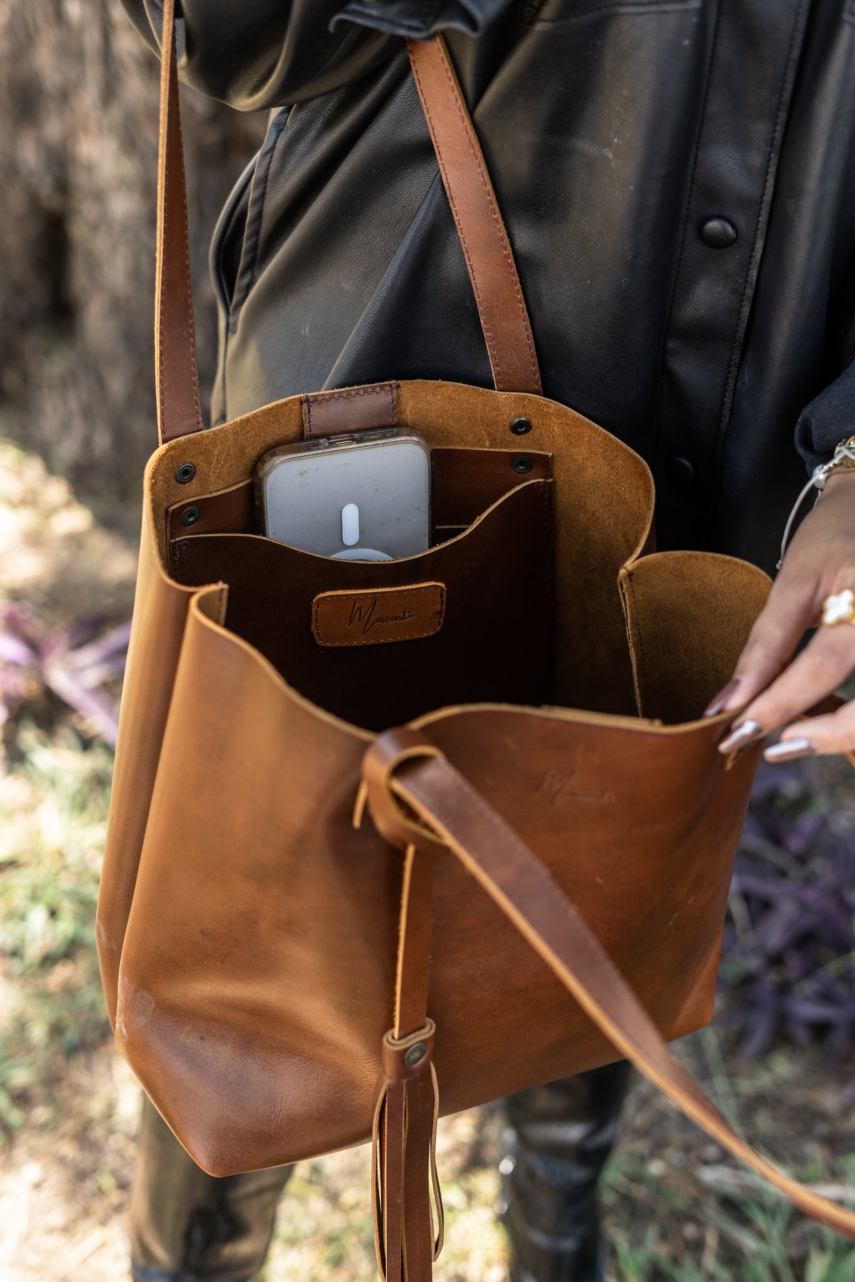 Bolsa Dama Tote con cargador Magnético🔋 y cosmetiquera con cierre💄 *Roble* - mosvartimxBolsa Dama Tote con cargador Magnético🔋 y cosmetiquera con cierre💄 *Roble*