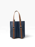 Bolsa porta botellas doble mosvartimx de cuero azul y café con asas reforzadas para transportar vino con elegancia