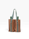 Bolsa porta botellas doble mosvartimx de cuero genuino color café con asas verdes y remaches metálicos