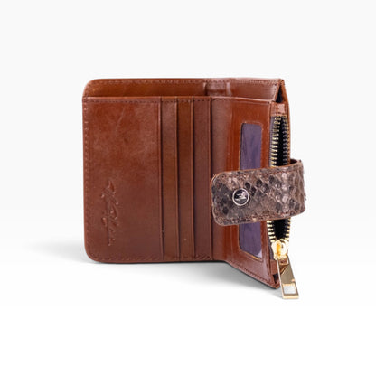 Cartera mosvartimx modelo Bolivia de piel bovina café con detalle de pitón y cierre de broche tipo lengua