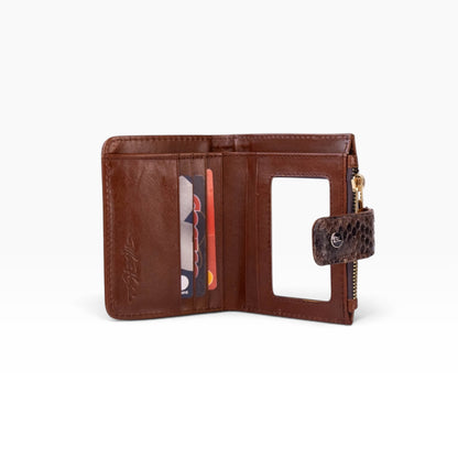 Cartera mosvartimx modelo Bolivia de piel bovina café con detalle de pitón, tarjetero y ventana para identificación.