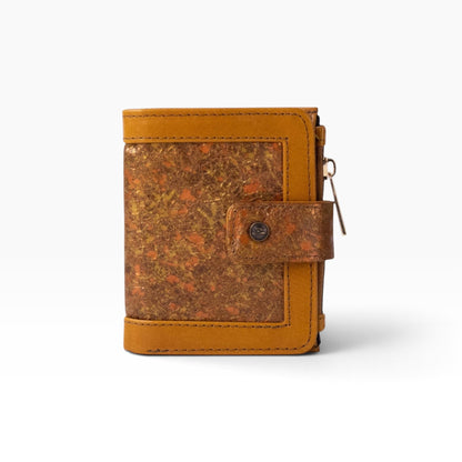 Cartera mosvartimx modelo Bolivia de piel bovina color café claro con detalle frontal de textura exótica y broche