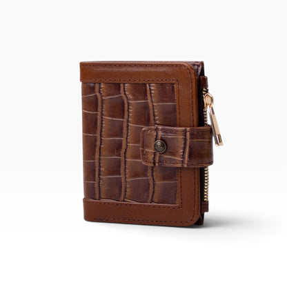 Cartera mosvartimx modelo Bolivia de piel bovina color café con grabado de cocodrilo y cierre lateral.