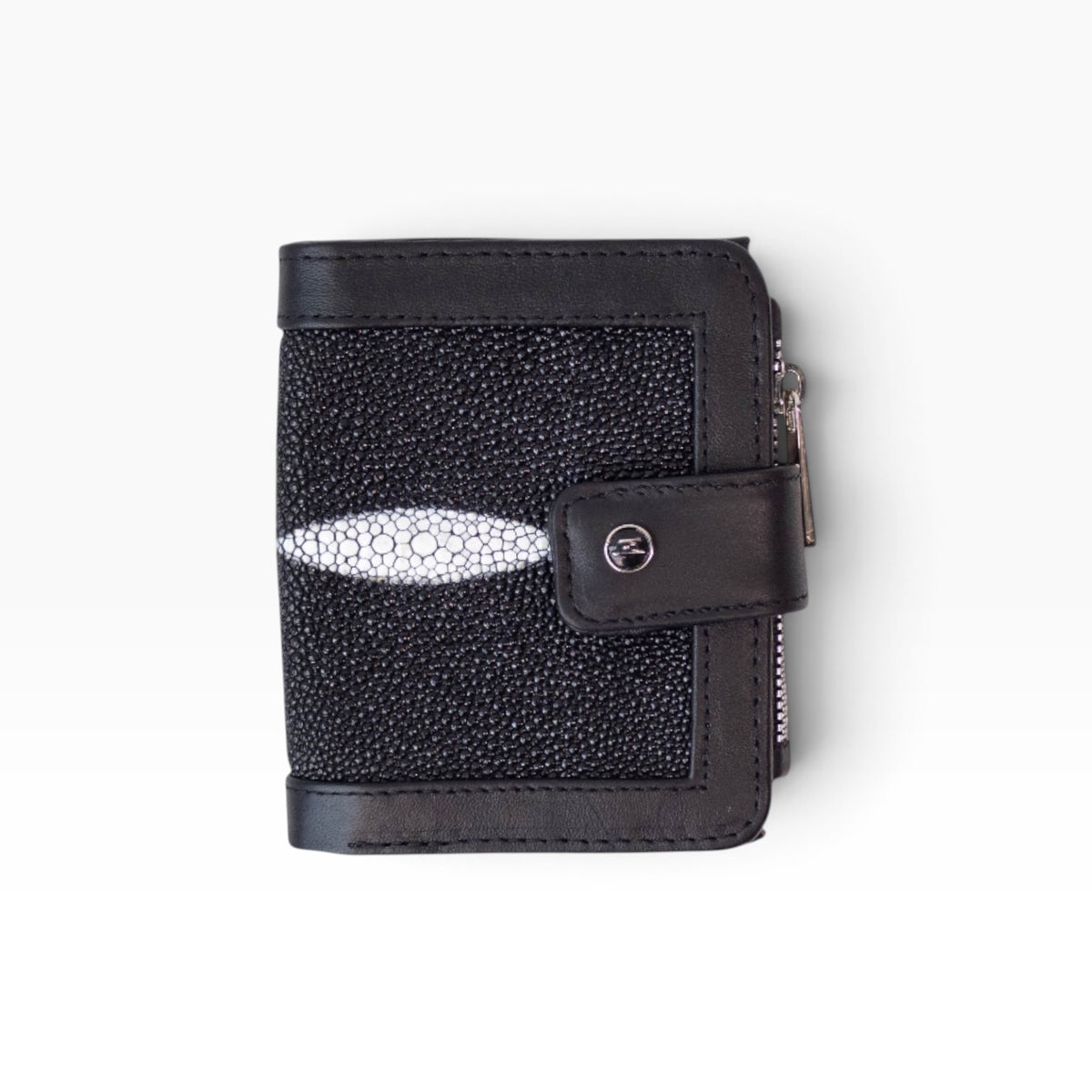 Cartera mosvartimx modelo Bolivia de piel negra con detalle central de mantarraya y cierre de broche