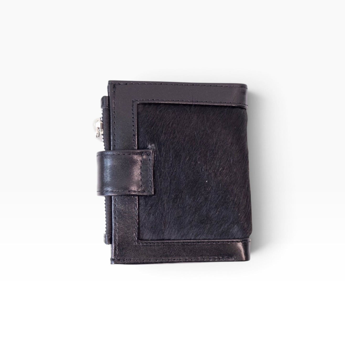 Cartera mosvartimx modelo Bolivia para dama en piel bovina negra con textura de pelo y cierre de broche tipo lengua.