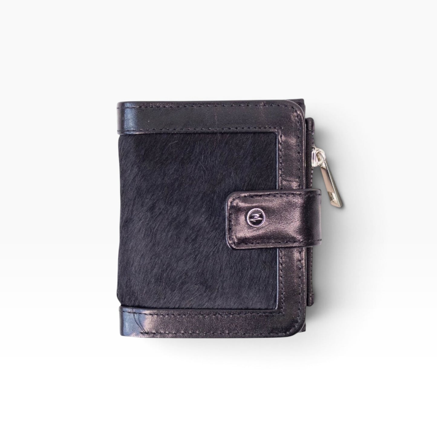 Cartera mosvartimx modelo Bolivia de piel bovina negra con pelo y detalles en piel lisa, cierre y broche de seguridad.