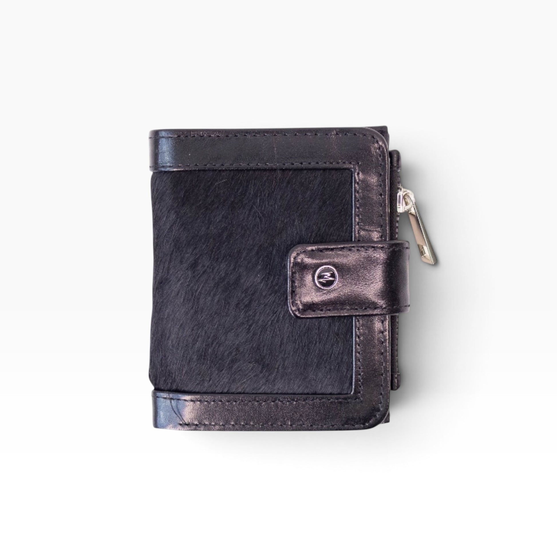 Cartera mosvartimx modelo Bolivia de piel bovina negra con pelo y detalles en piel lisa, cierre y broche de seguridad.