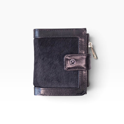 Cartera mosvartimx modelo Bolivia de piel bovina negra con pelo y detalles en piel lisa, cierre y broche de seguridad.