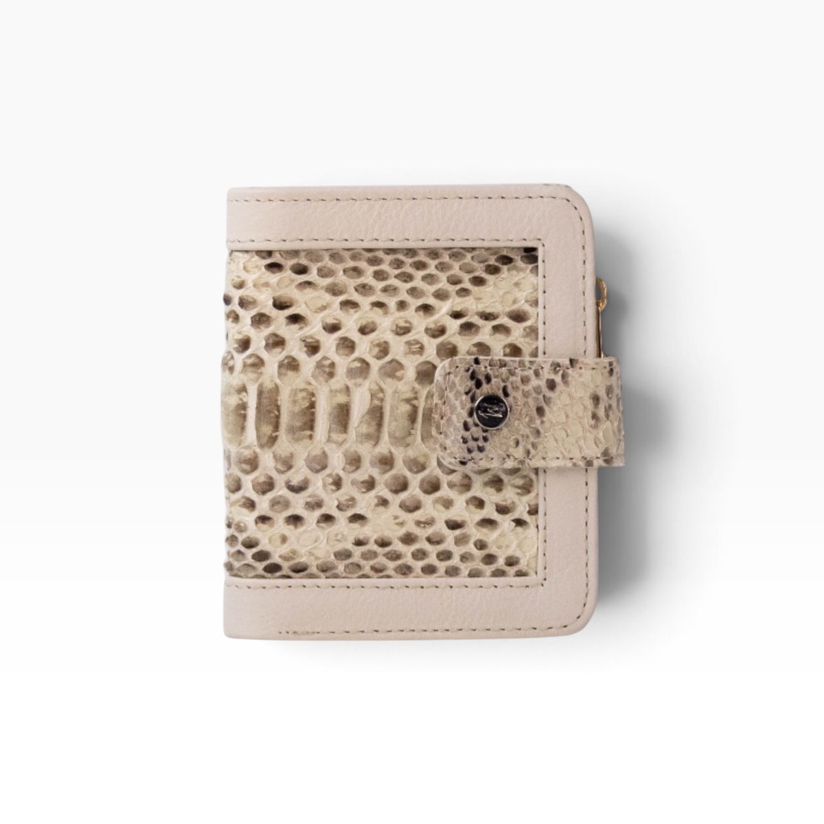 Cartera mosvartimx modelo Bolivia en piel blanca bovina con detalle de pitón bitono y cierre de broche tipo lengua.