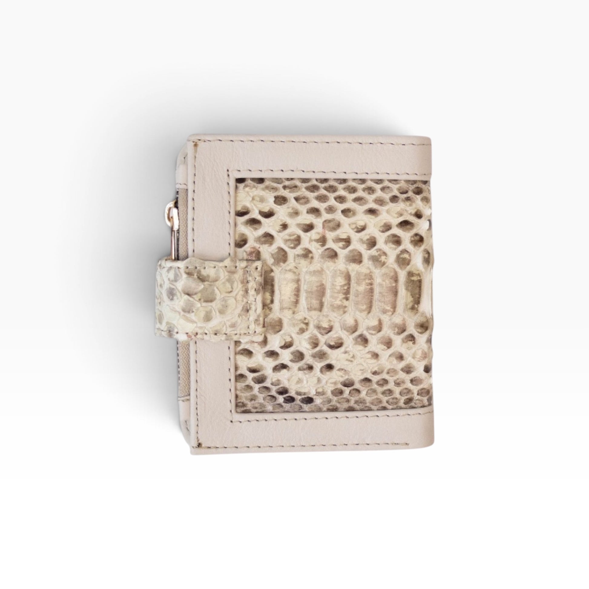 Cartera mosvartimx modelo Bolivia en piel blanca con detalle de pitón bitono y cierre de broche tipo lengua.