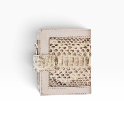 Cartera mosvartimx modelo Bolivia en piel blanca con detalle de pitón bitono y cierre de broche tipo lengua.