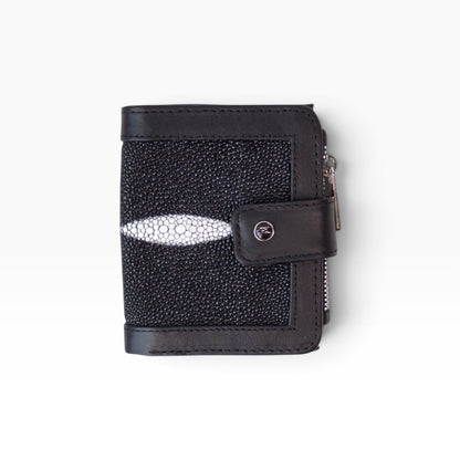 Cartera para dama mosvartimx modelo Bolivia en piel de mantarraya negra con detalle central blanco y broche de presión