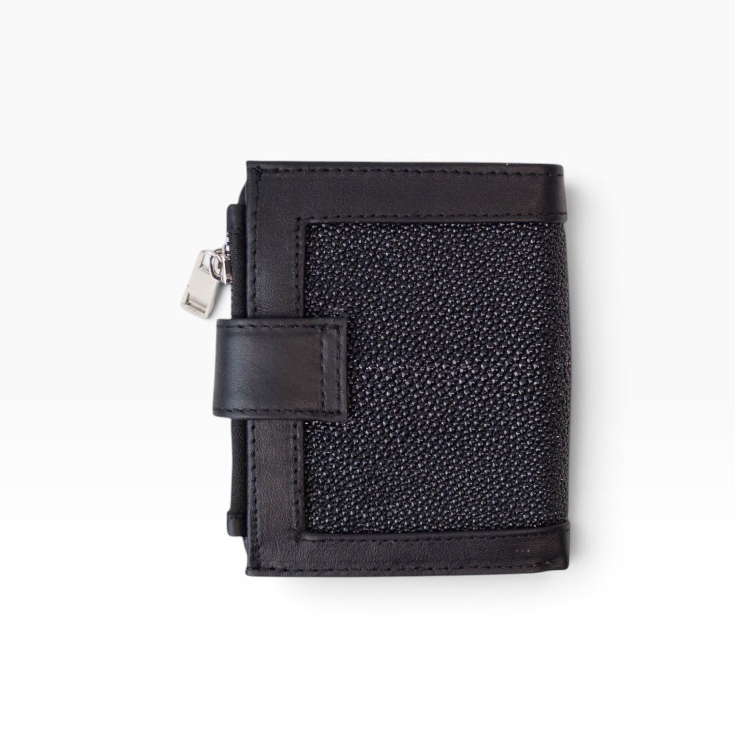 Cartera para dama mosvartimx modelo Bolivia en piel negra con textura exótica y cierre de broche tipo lengua