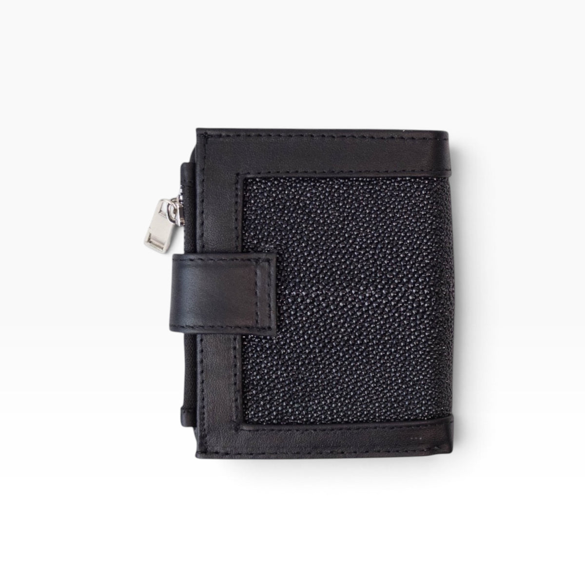 Cartera para dama mosvartimx modelo Bolivia en piel negra con textura exótica y cierre de broche tipo lengua