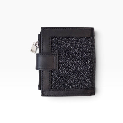 Cartera para dama mosvartimx modelo Bolivia en piel negra con textura exótica y cierre de broche tipo lengua