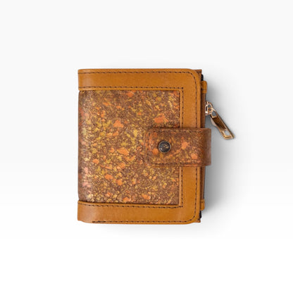 Cartera mosvartimx modelo Bolivia en piel bovina color café claro con detalle de textura exótica y broche frontal
