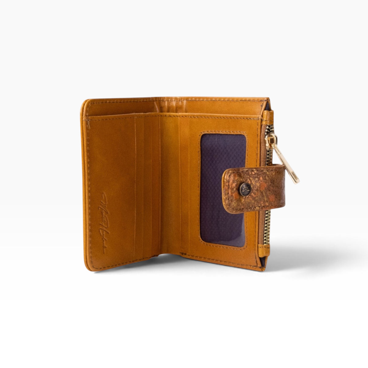 Cartera mosvartimx modelo Bolivia de piel bovina color café claro con detalle de piel exótica y cierre de broche.