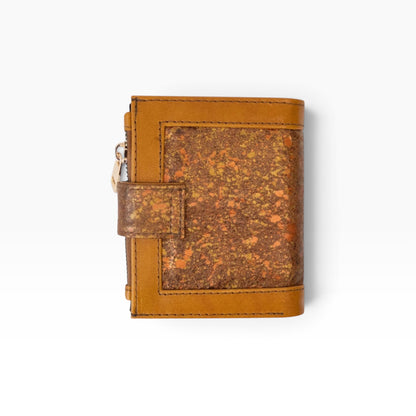 Cartera mosvartimx modelo Bolivia en piel bovina color café claro con detalle de textura exótica y broche de lengua