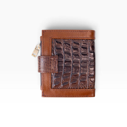 Cartera mosvartimx modelo Bolivia de piel bovina color café con detalle de textura exótica y broche de seguridad