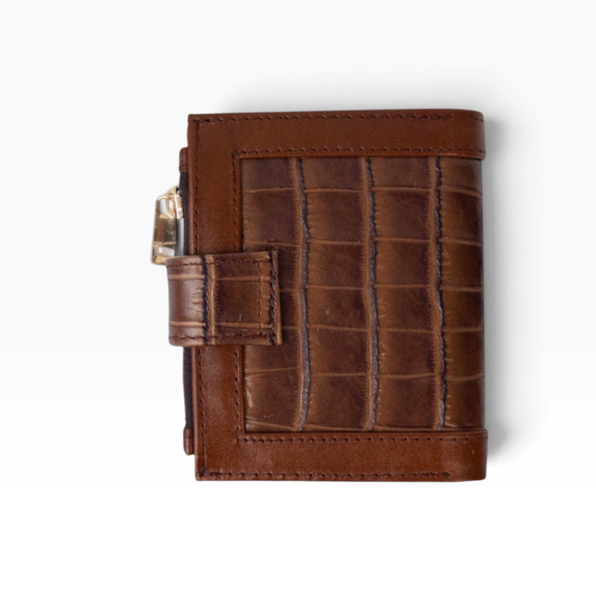 Cartera mosvartimx modelo Bolivia para dama en piel bovina color café con grabado de cocodrilo y broche de seguridad.