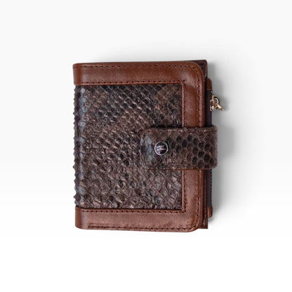 Cartera mosvartimx modelo Bolivia de piel bovina café con aplicación de pitón bitono y cierre de broche tipo lengua