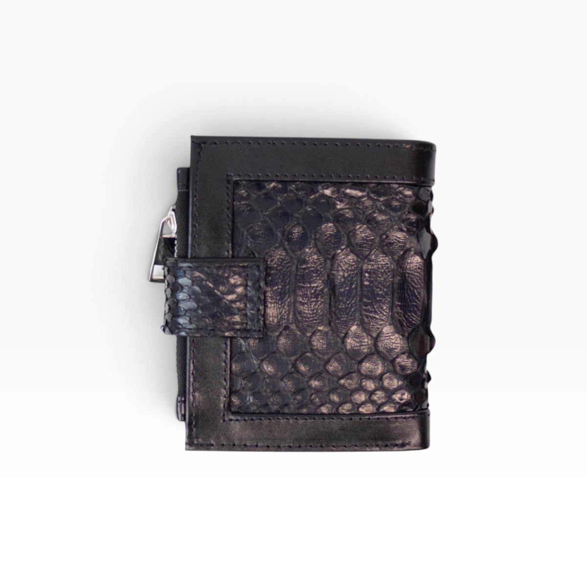 Cartera mosvartimx modelo Bolivia para dama en piel negra con textura de pitón y cierre de broche tipo lengua.