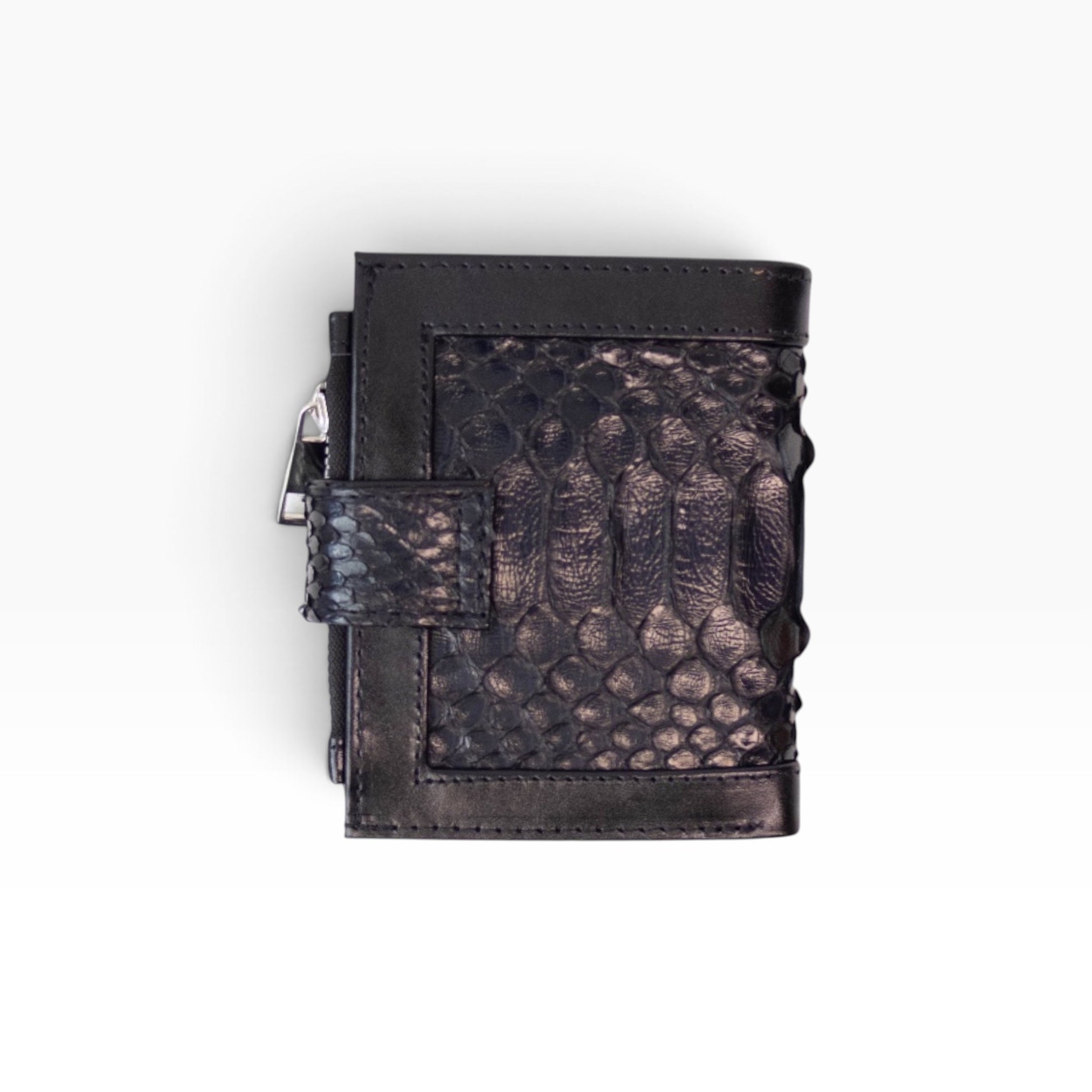 Cartera mosvartimx modelo Bolivia para dama en piel negra con textura de pitón y cierre de broche tipo lengua.