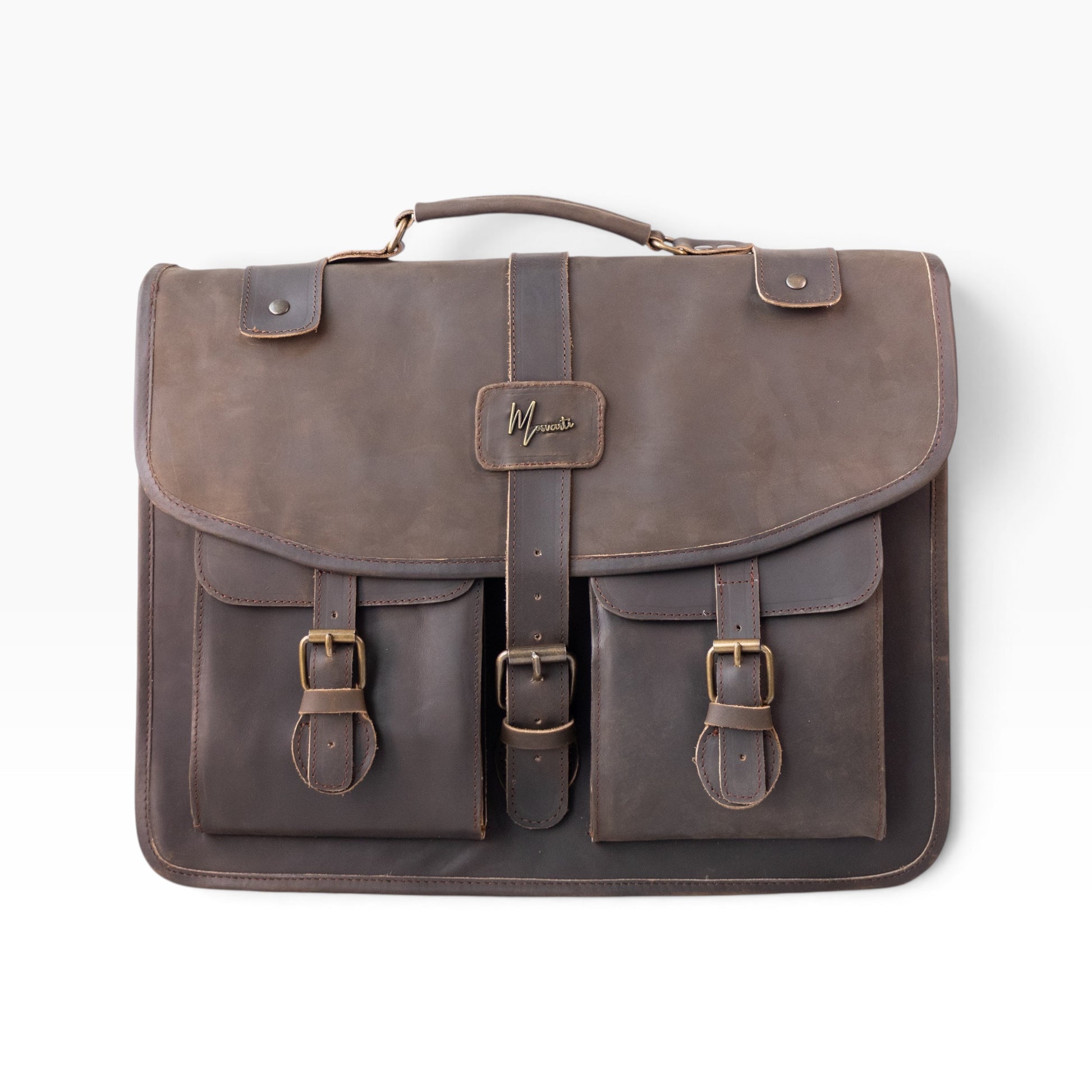Portafolio mosvartimx tipo messenger en cuero genuino color café con hebillas metálicas y diseño artesanal clásico.
