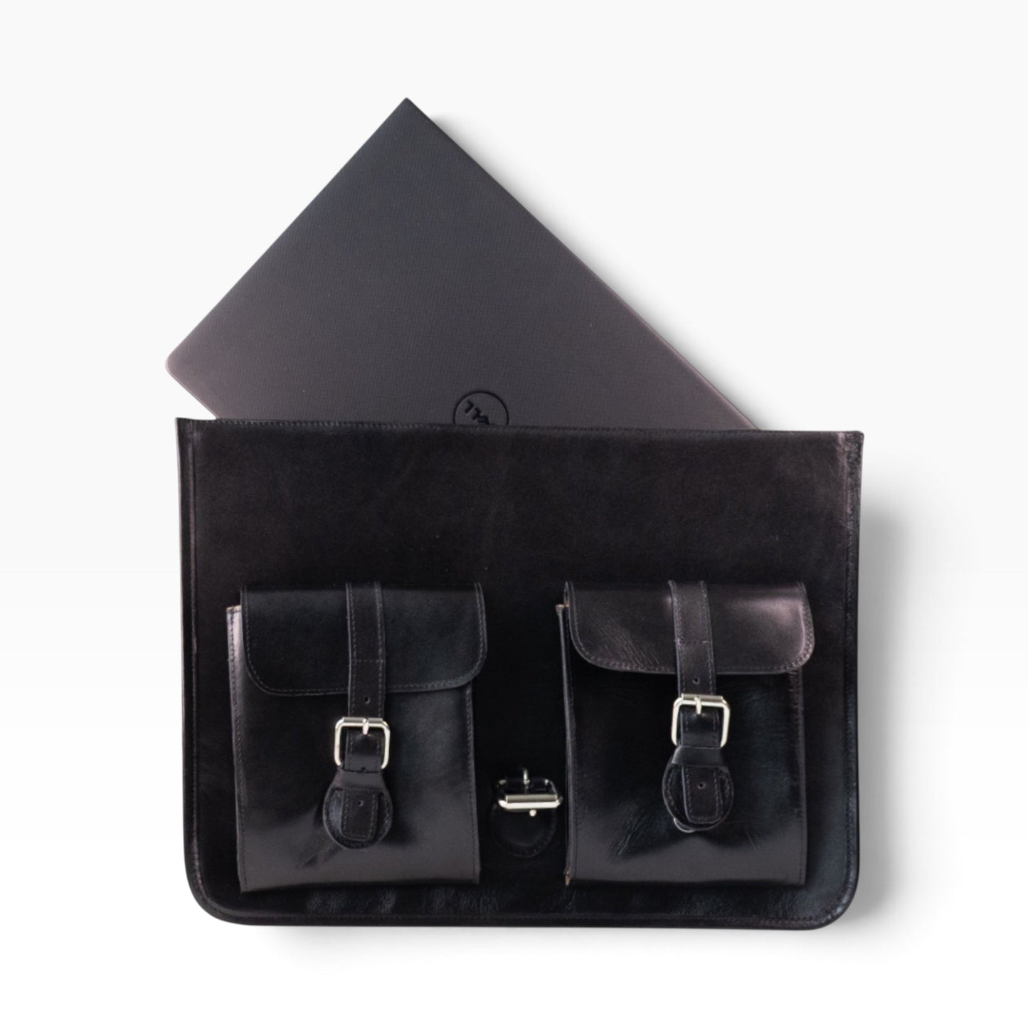 Portafolio messenger mosvartimx de cuero negro con dos bolsillos frontales y laptop en su interior