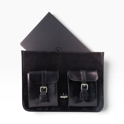 Portafolio messenger mosvartimx de cuero negro con dos bolsillos frontales y laptop en su interior